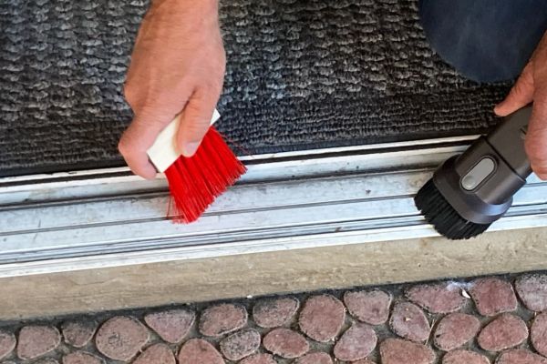 window track cleaning 0